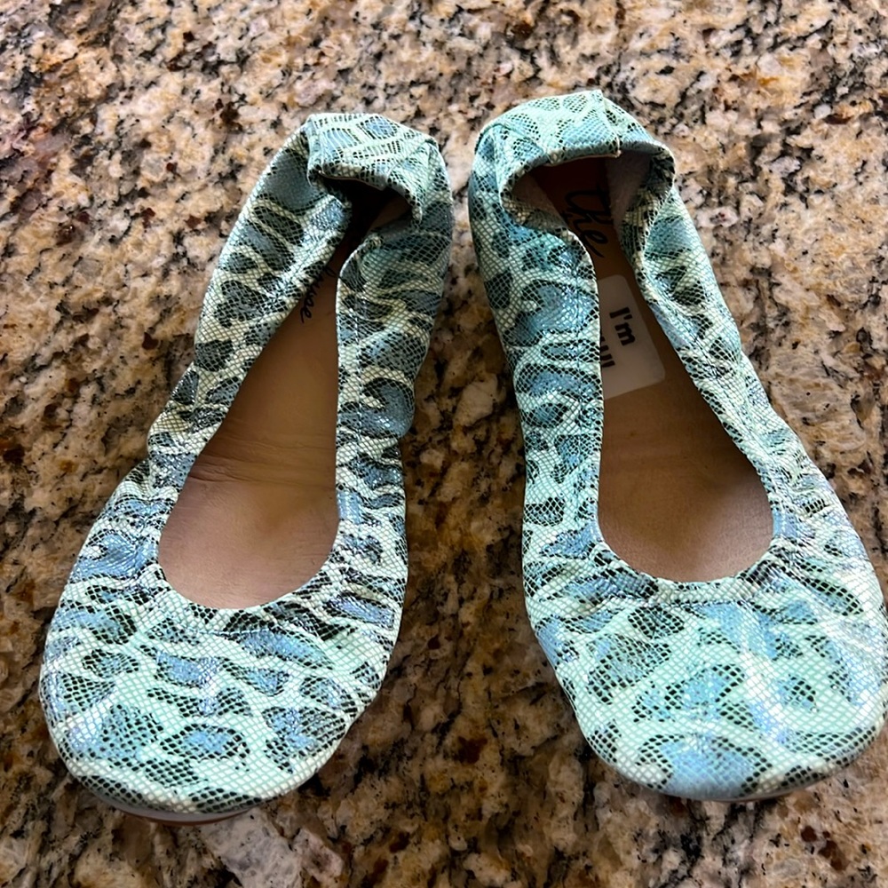 The Stonehouse Flats Reptile Print Size 6 Slippers